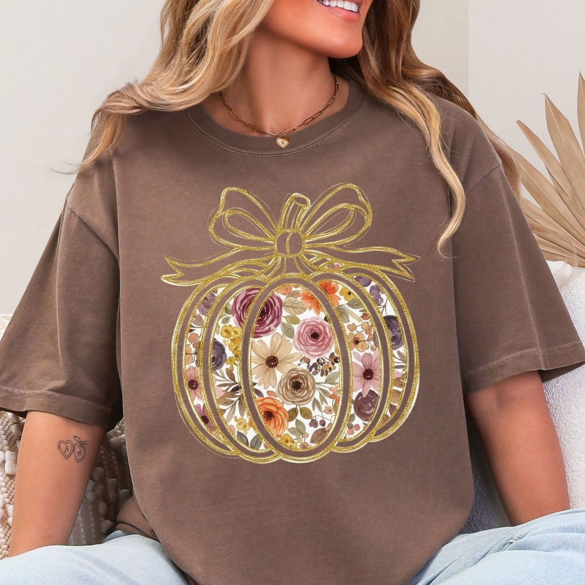 Floral pumpkin with gold-look bow design on a Espresso T-shirt