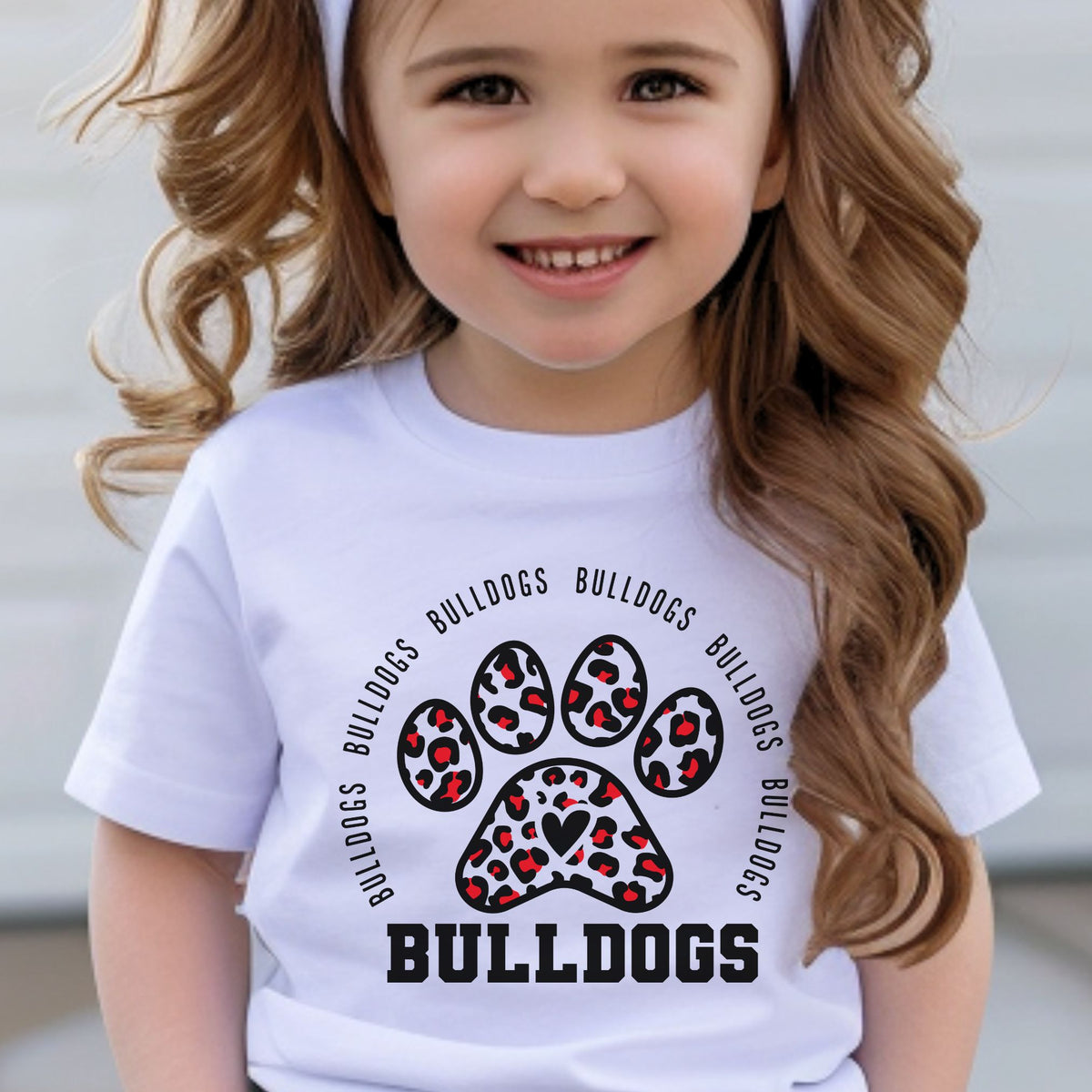 Child wearing White leopard paw print Bulldogs toddler tee