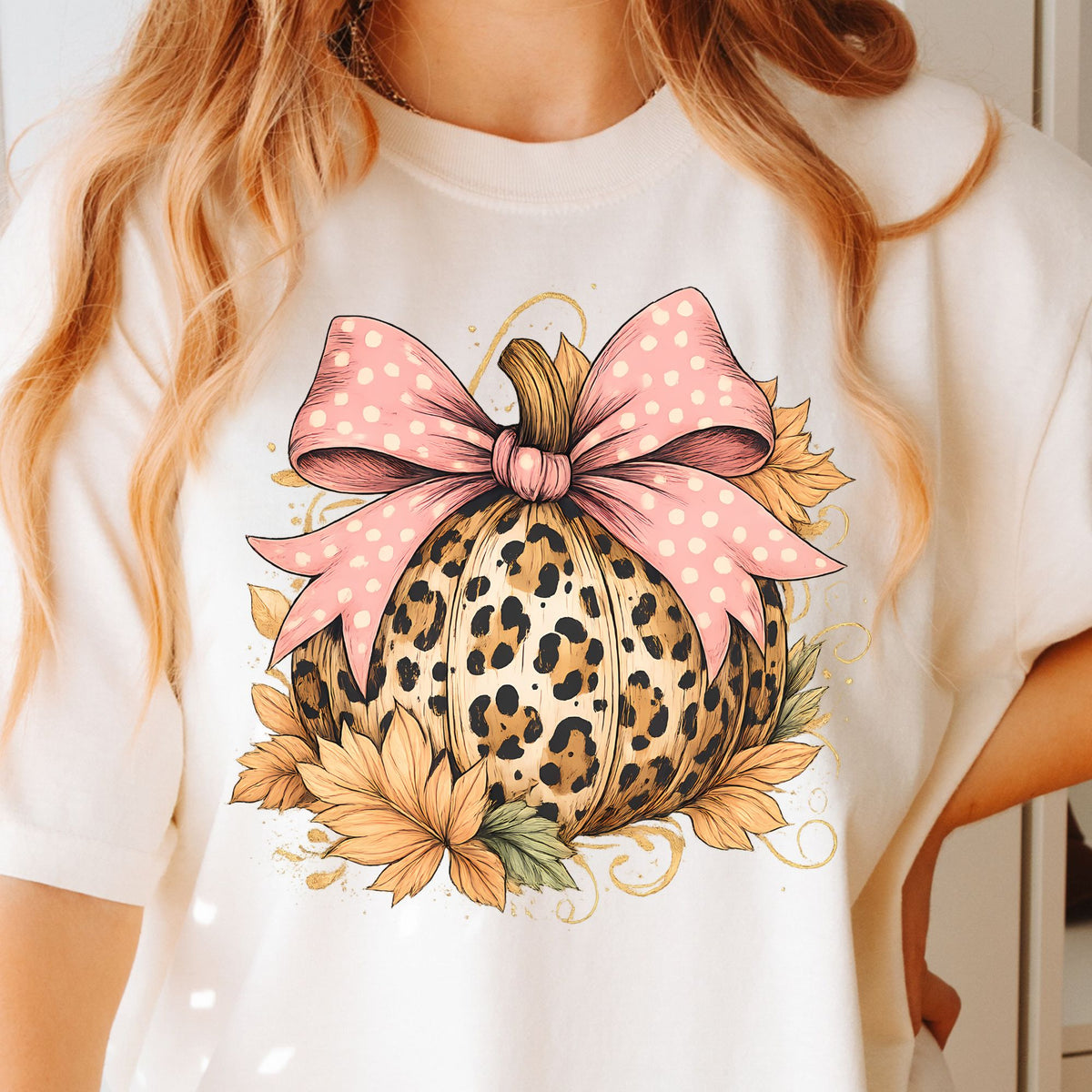 Leopard pumpkin and pink polka-dot bow on Ivory T-shirt