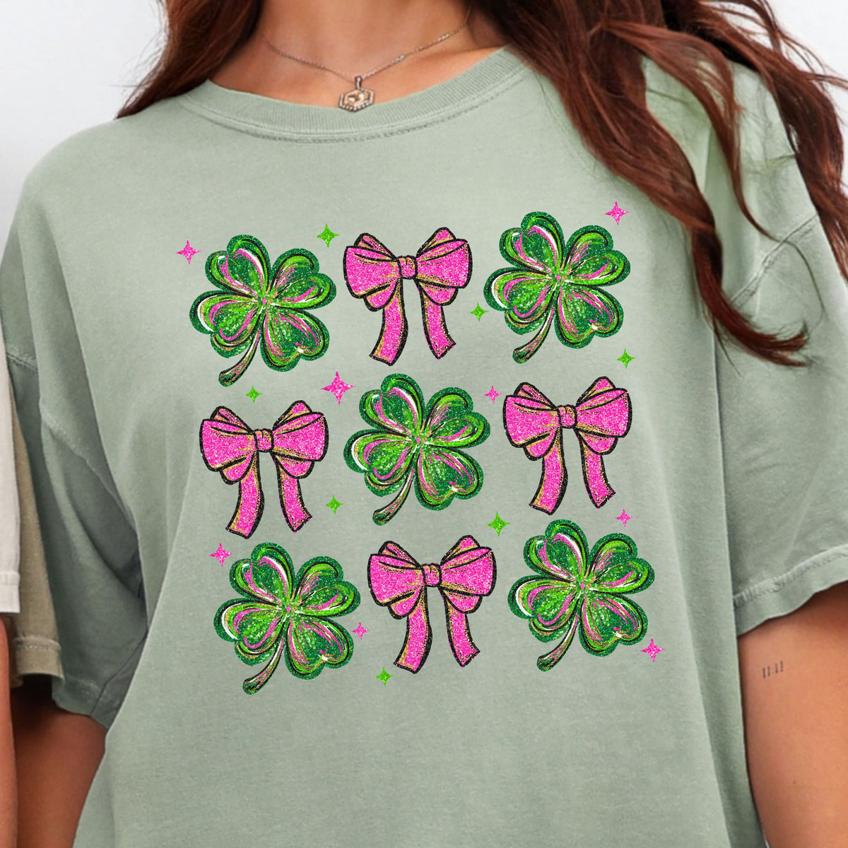Lucky bow and clover graphic T-shirt in Bay
