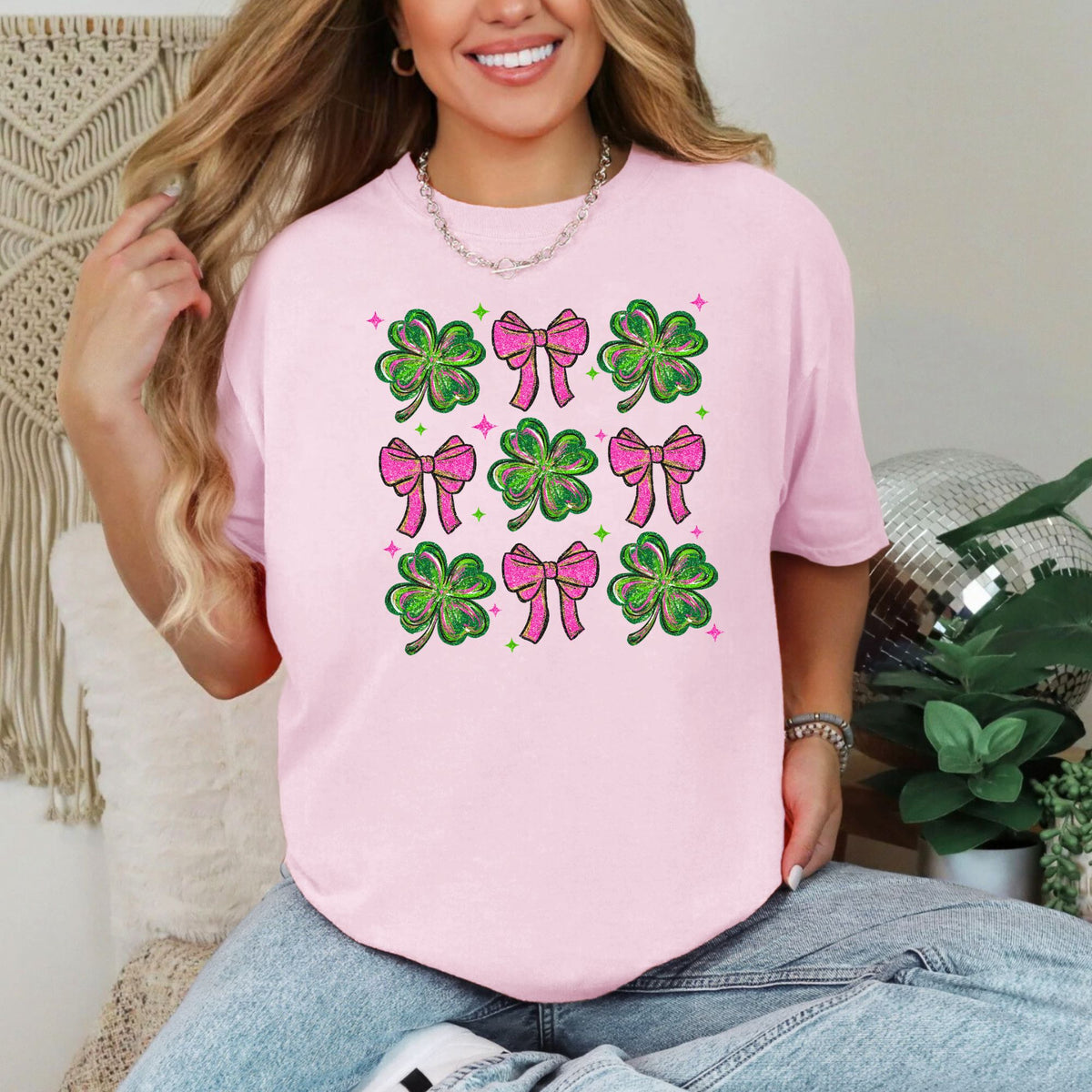 Lucky bow and clover graphic T-shirt in Blossom
