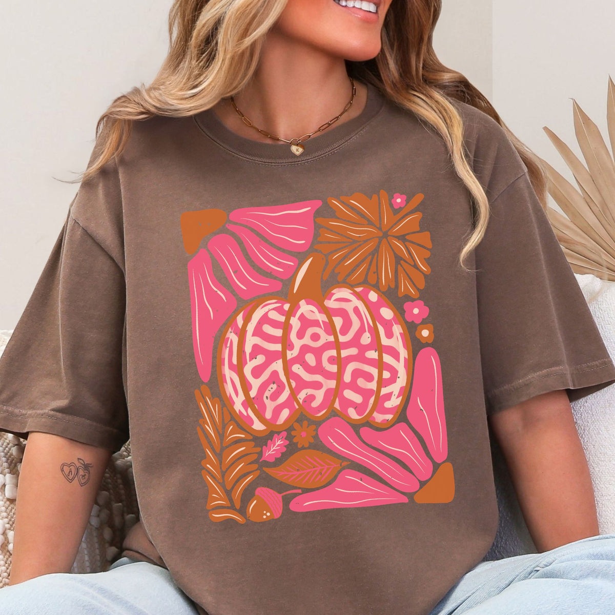 Pink patterned pumpkin with autumn leaves on a Espresso T-shirt