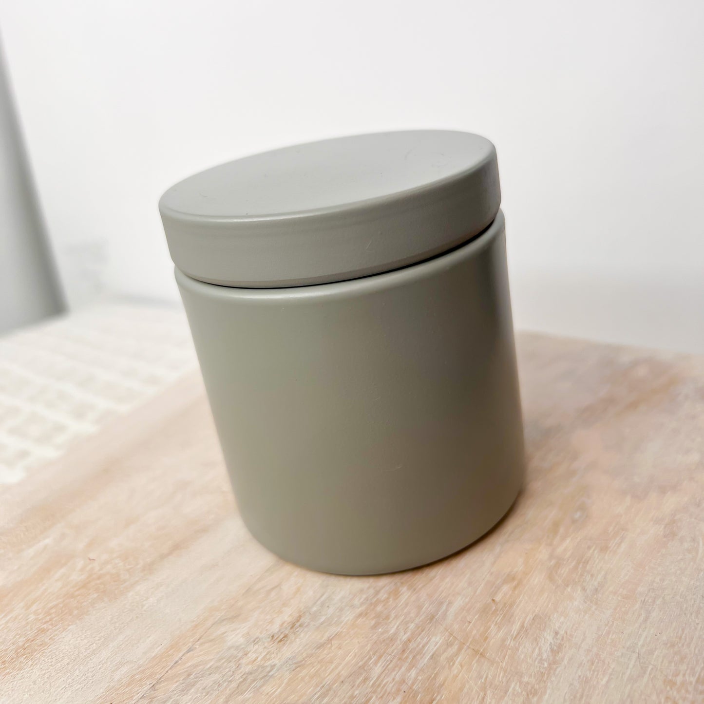 Earthy and chic stonewashed seamless tin candle